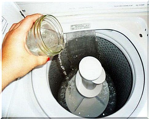 Lemon juice cleans the mold in the washing machine