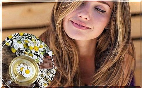 Chamomile included in tricks to lighten your hair color