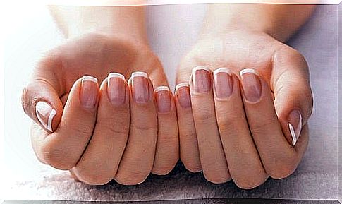 Nails on which apply cosmetic tricks with apple cider vinegar