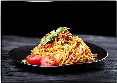 Foods that should not be eaten in the evening such as pasta