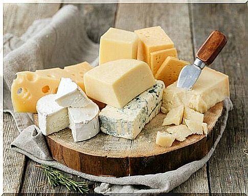 Cheeses are foods that should not be eaten in the evening