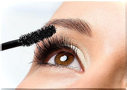 Secrets to a successful make-up on applying mascara