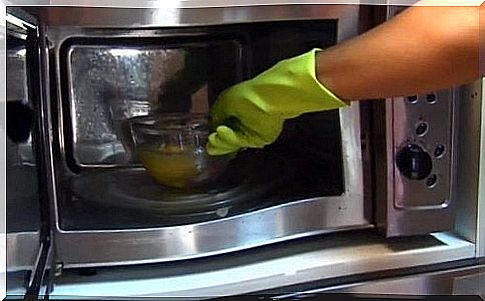 Uses of the microwave oven for squeezing lemon