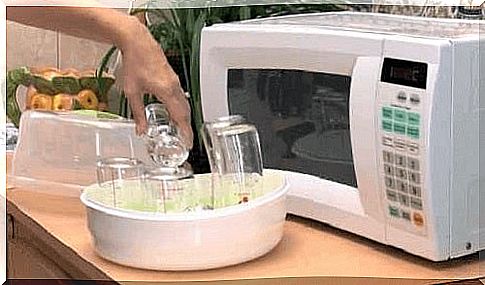 Uses of the microwave oven for dish sterilization