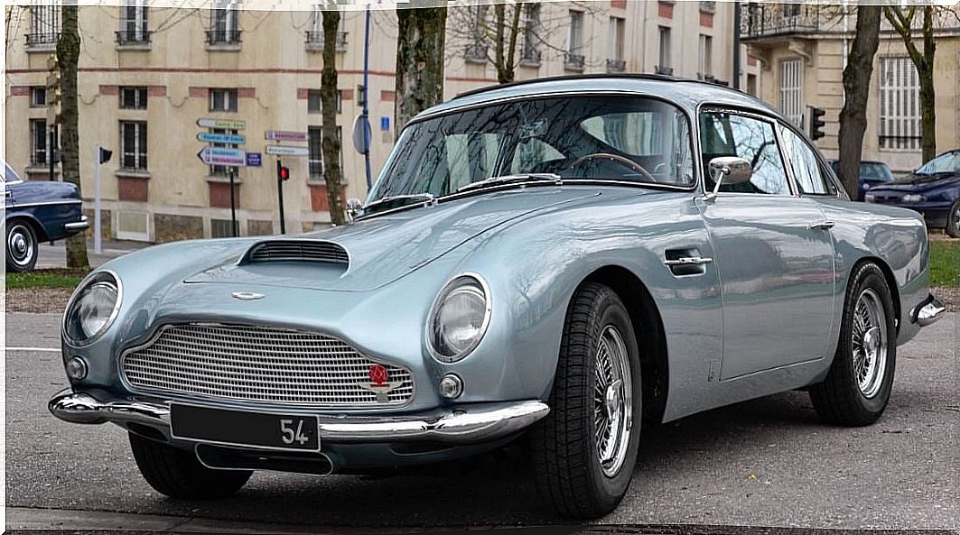 Aston martin DB5 007 British brand history