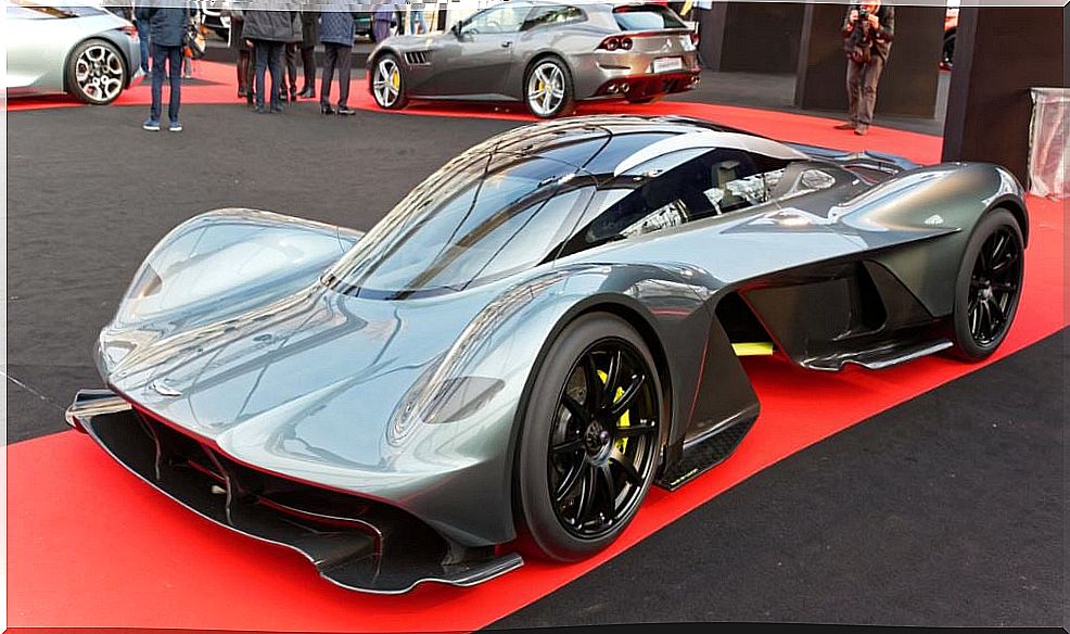 Aston Martin Valkyrie, able to look an F1 in the face