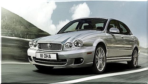 Jaguar X-Type.