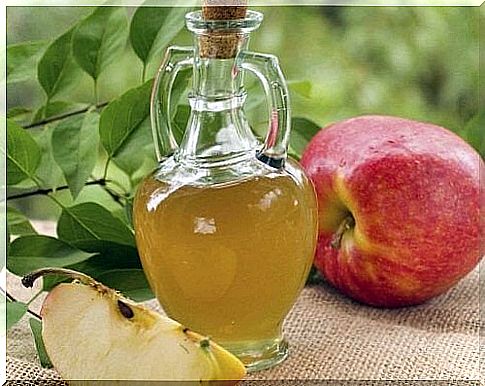 Remedy with apple cider vinegar for clean hair 