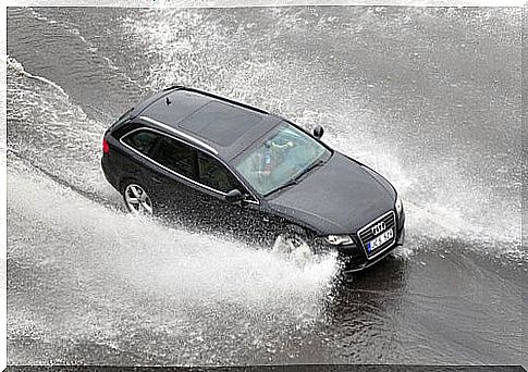 Driving in the wet, tips to avoid an accident