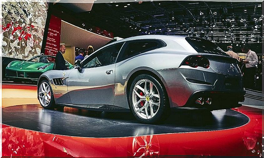 alt = "Ferrari GTC4Lusso"