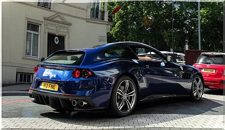 alt = "Ferrari GTC4Lusso estate"