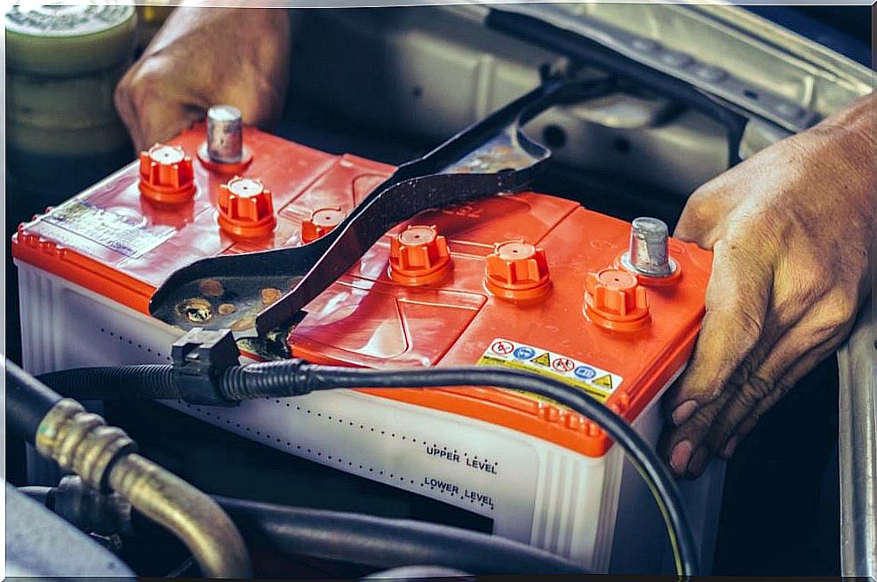 How does the car battery work?