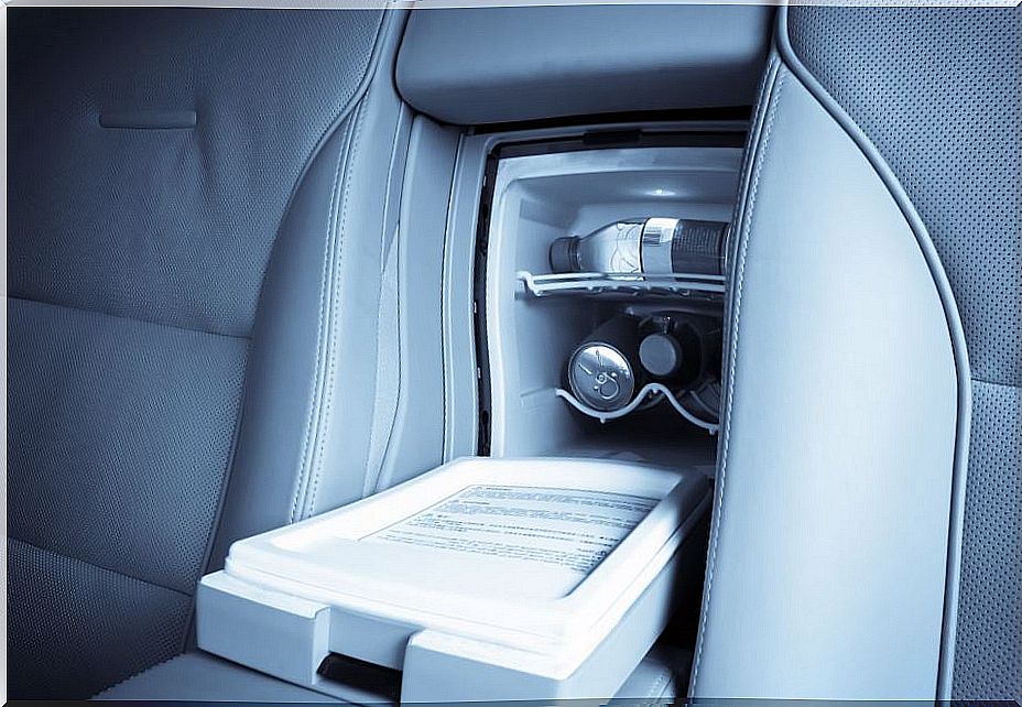 How to install a refrigerator in the car