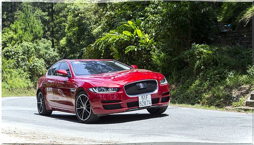 Jaguar XE: the competition of the German saloons