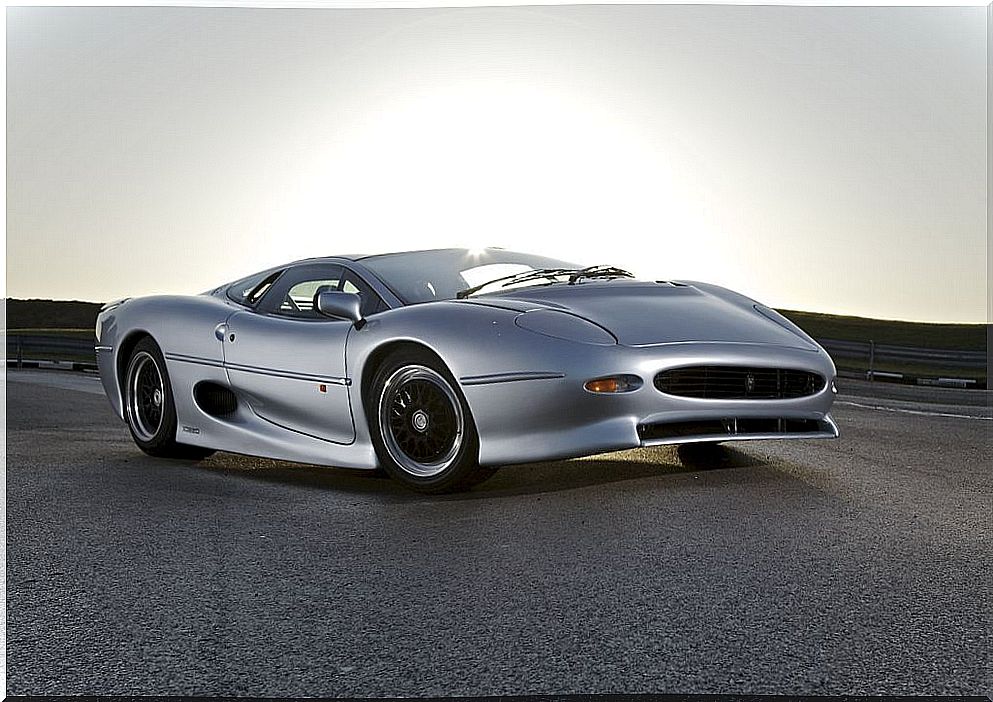 Jaguar XJ220, the British supercar of the nineties