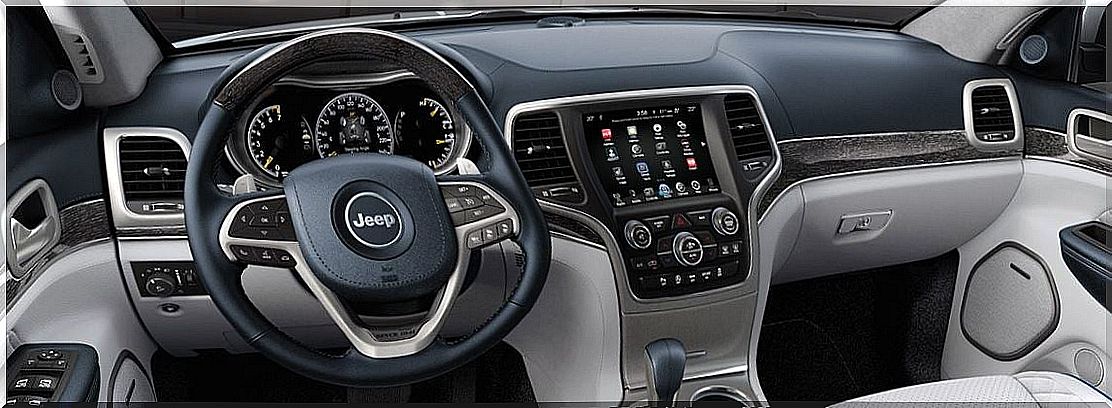 Jeep Grand Cherokee off-road interior