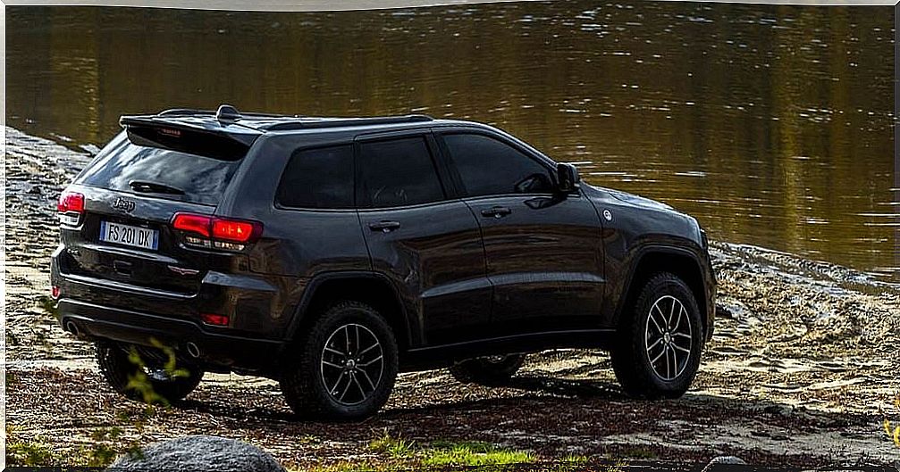 Jeep Grand Cherokee off-road car