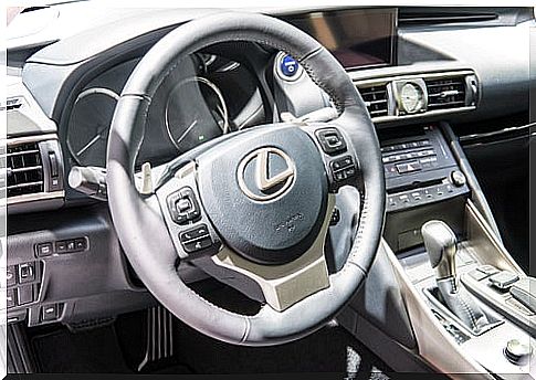 Lexus IS 300h: interior