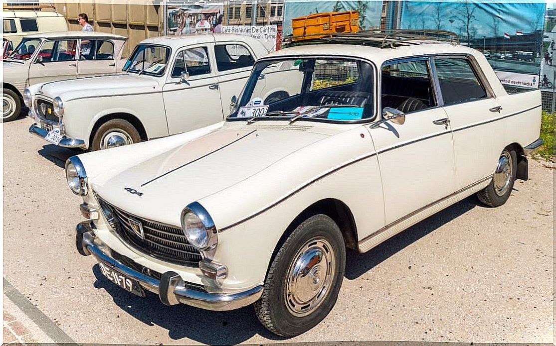 alt = "Peugeot 404 old"