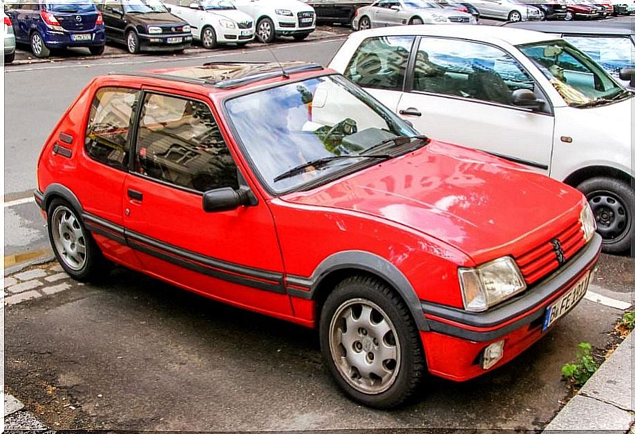 alt = "Peugeot 205 red"