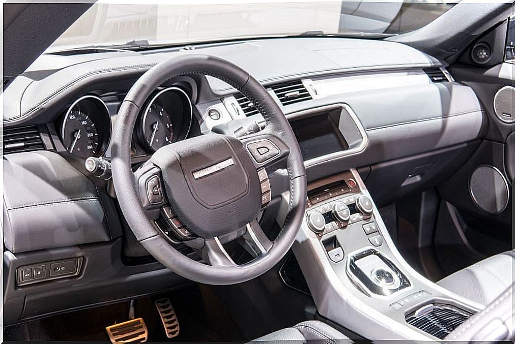 alt = Range Rover Evoque interior "