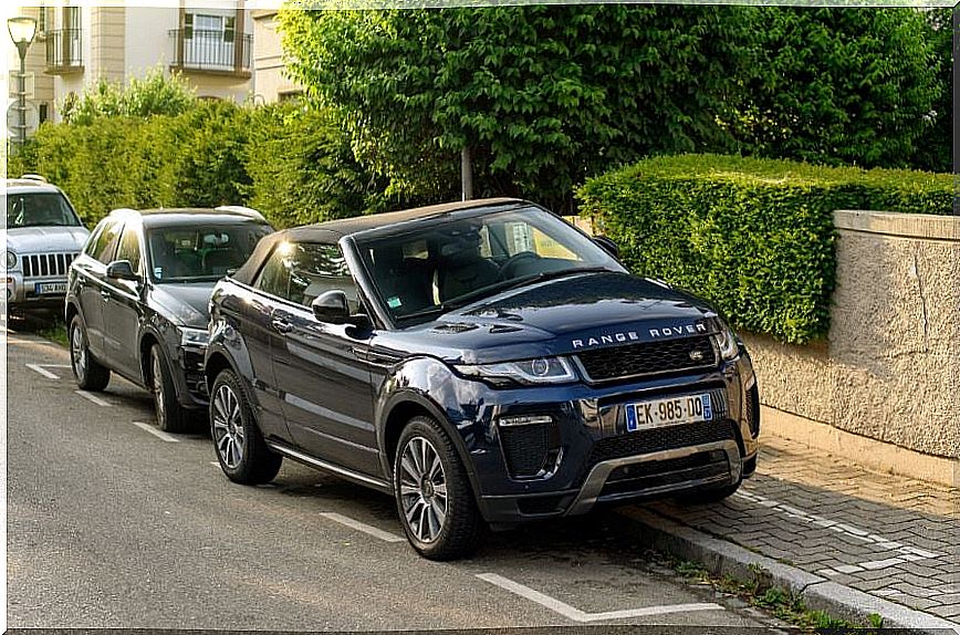 alt = "Front of the new Range Rover Evoque"