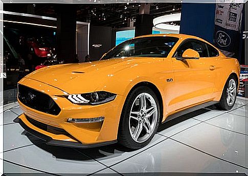 2017 Ford Mustang: front