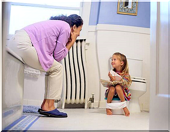 Mother potty-trains child with the Montessori method