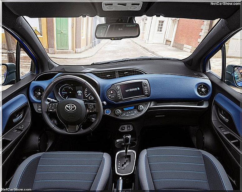 Toyota Yaris hybrid: interior