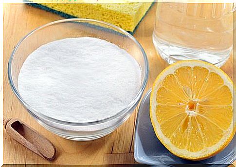 Baking soda removes yellow stains from white clothes