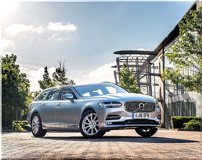 Volvo V90, for traveling families