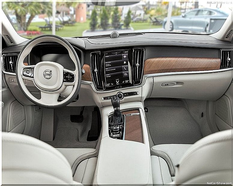 Volvo V90: interior