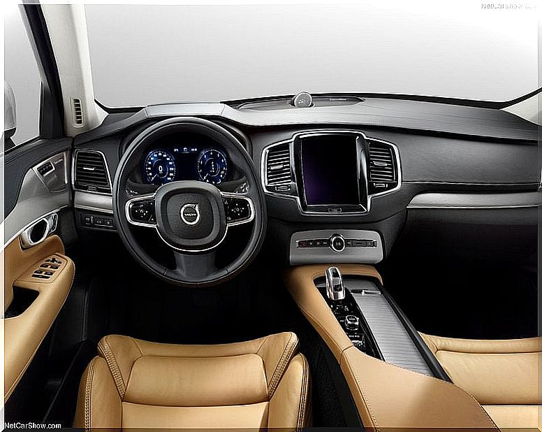 Volvo XC90: interior